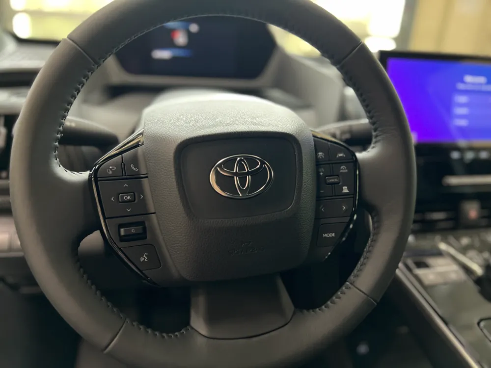 2023 toyota bz4x le fwd white 18